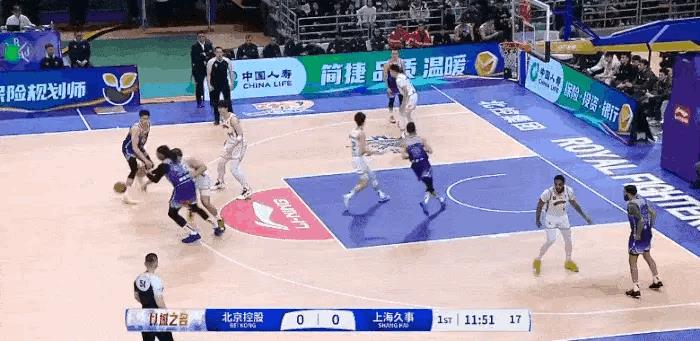 生抢！小胖上来就给北控一个下马威！
上海对阵北控的第一节比赛初，洛夫顿开场就直接