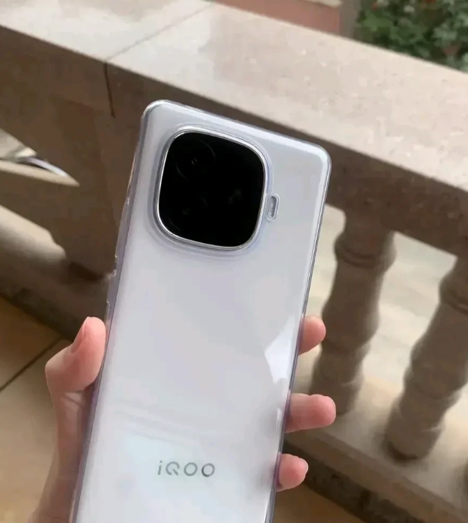 对于我们普通人来说， 买2000以内的手机足够了，因为现在的手机性能过剩，200