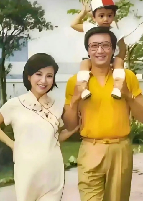 谢霆锋小时候的照片。爸爸谢贤、妈妈狄波拉，一个帅惨，一个美翻。谢霆锋小时候非常好