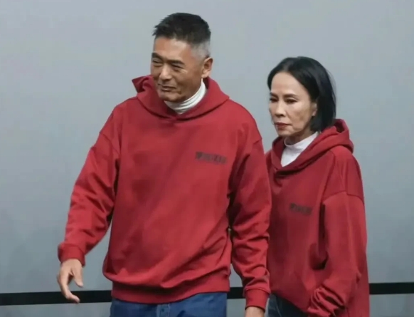 都说女人生不生孩子差别很大

我看不然

70岁的周润发和老婆一起宣传电影，两个