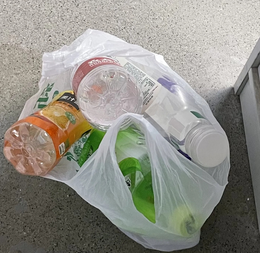 最近我发现儿子有些奇怪，在楼下看到塑料瓶和纸皮就捡回家，我忍不住问他捡这些干嘛，