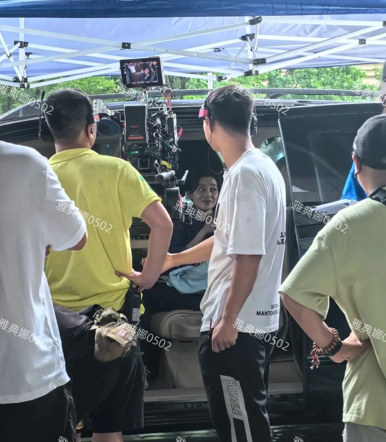 南京鼓楼创新广场偶遇梅婷佟大为拍戏！
梅婷虽然不年轻了，但眼睛特别有神，小表情非