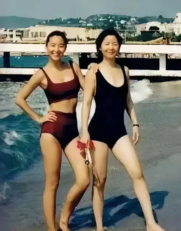 一个是演戏的林青霞，一个是唱歌的邓丽君，这是九十年代两个闺蜜在一起的珍贵合影。论
