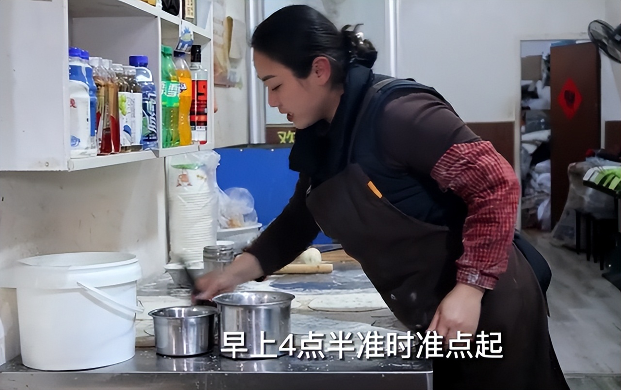 “为了弟弟，再苦再累也值得！”2022年，安徽一女子卖了12年烧饼，每天4点半起