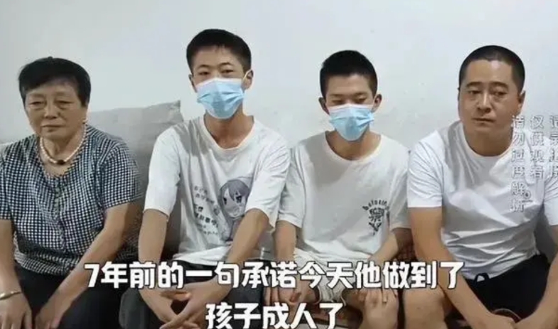 8年前，湖南女子癌症晚期，托孤两个幼子，可亲戚却互相推诿。这时，1男子站出：“跟