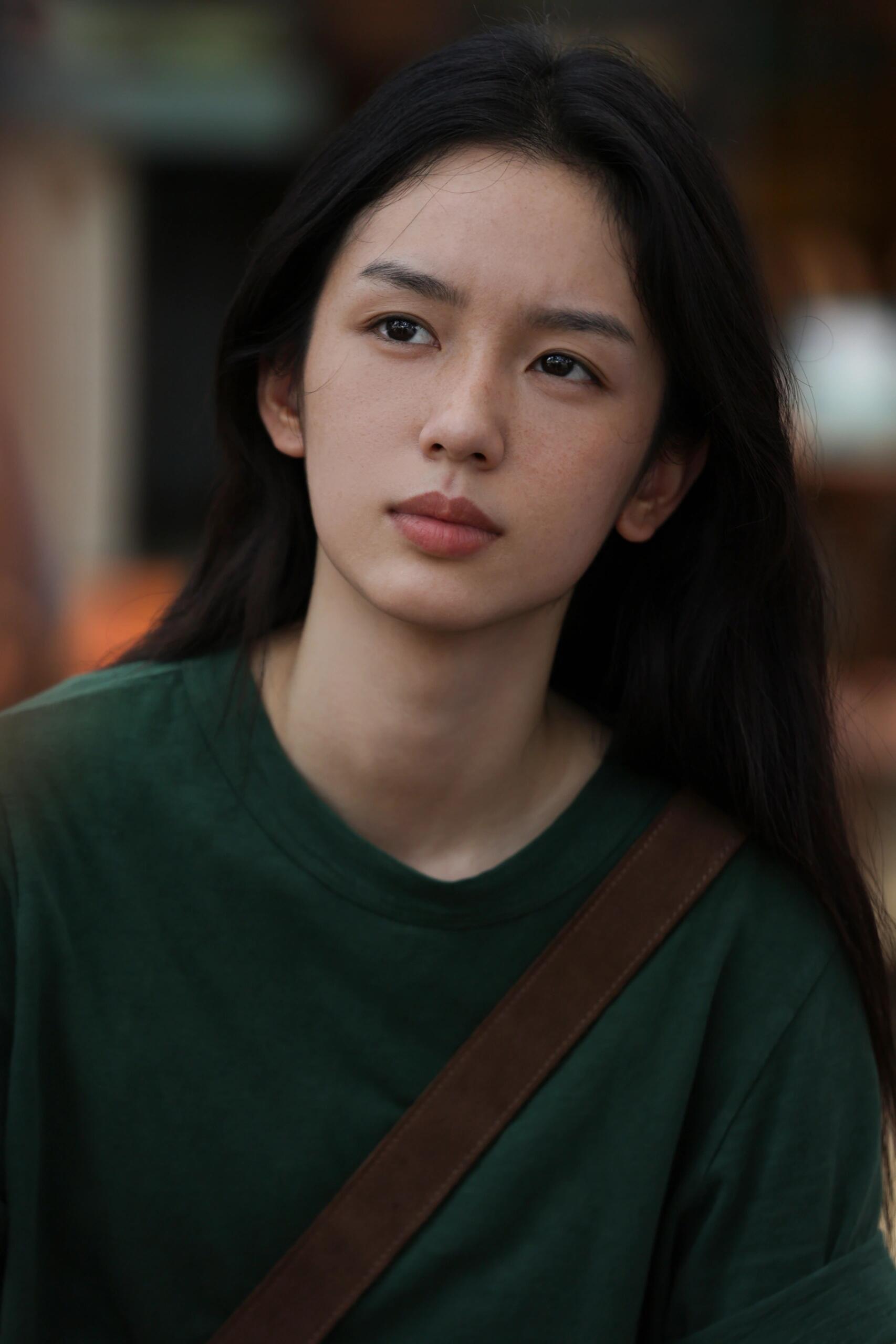 素颜雀斑反而给周也增添独一份的野生美