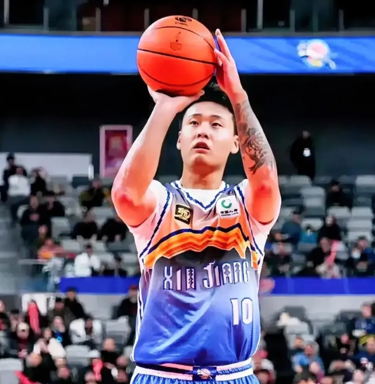 太欺负人了！新疆男篮125-105辽宁男篮，看看数据和正负值，谁才是赢球最大功臣