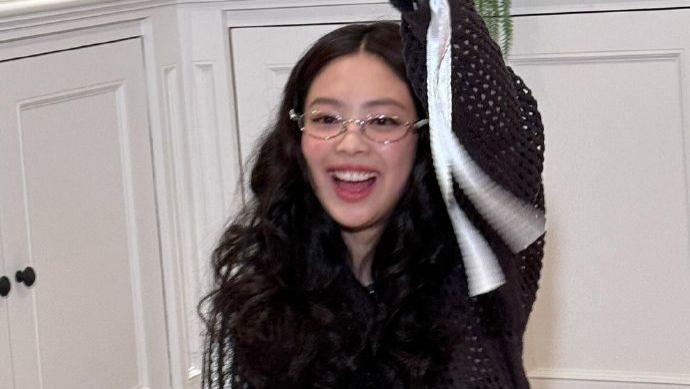 Jennie一口气发了20张图，又幸福了妮粉！