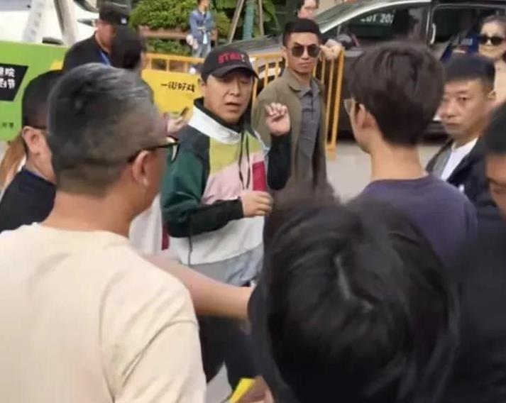 有一次，黄渤回老家山东青岛演出，表演结束后，他正要离开，突然被一小伙拦住，对方低