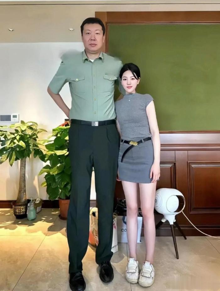 不用质疑你的眼睛，这是王治郅和二婚娇妻周蕾的近照。镜头下的男人足有二米一三高，高