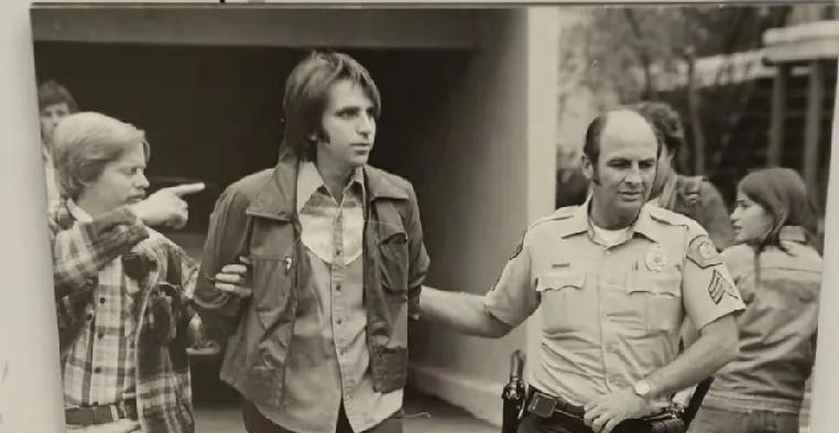 1978年11月11日清晨，加利福尼亚州西米谷的一个普通公寓里，24岁的朗达·威