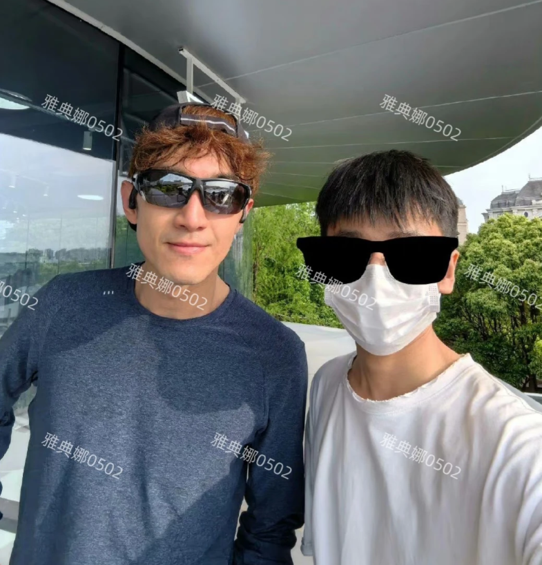 上海偶遇林更新，本人身材太好了，个高脸小腿长天生衣架子，五官立体棱角分明，气质运