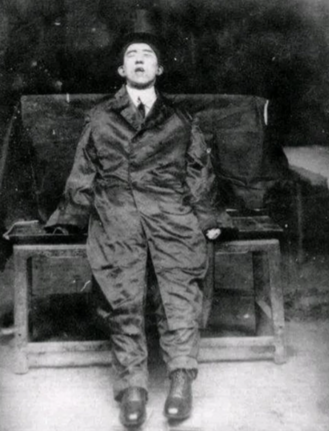 1927年3月31日，杨闇公早早便起了身，他温柔地抱起尚不满一岁半的女儿，轻声细