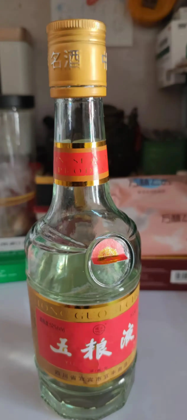 猛一看是好酒，再一瞧，什么玩意。
