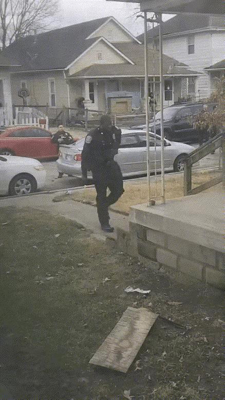 实拍美警全副武装抓非法移民
美国警察全副武装上门抓捕非法移民，首先是一名警察上去