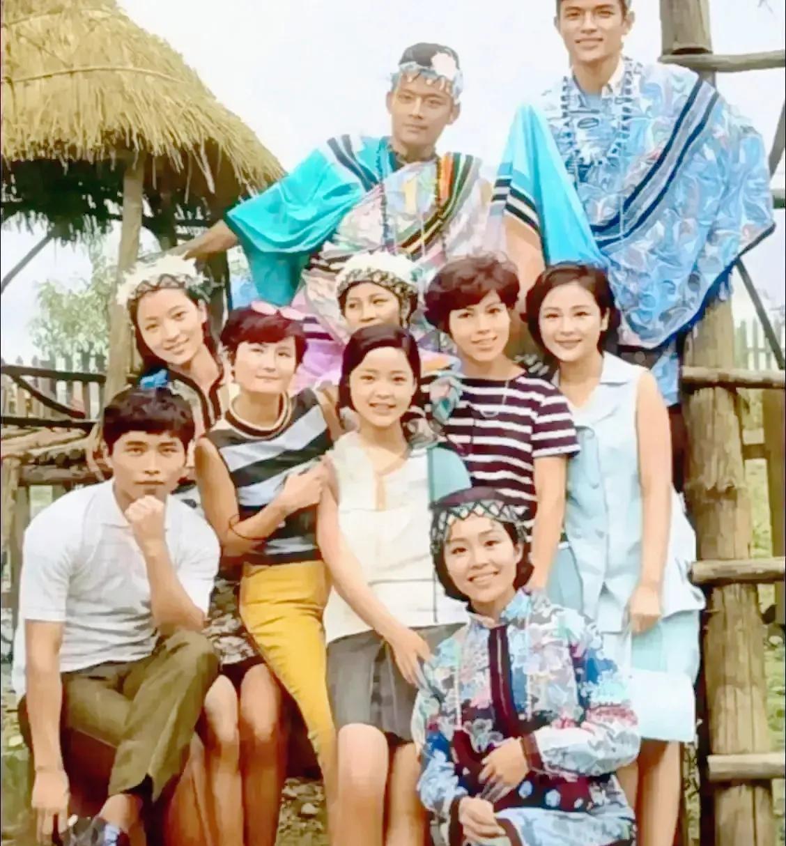 不起眼的小丫头。
长大后成为华语乐坛的顶流。
横扫亚洲。
1967年的台湾
在阿