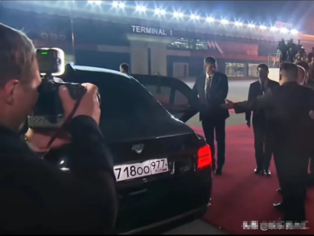 这次普京访朝，从机场离开的时候与金同志共乘一车畅谈，也见证两人的友谊。而且上车的