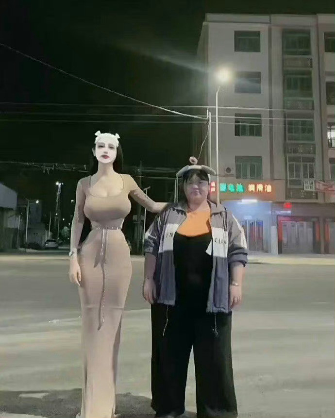 左边的彩礼30万，右边的倒贴80万，怎么选？