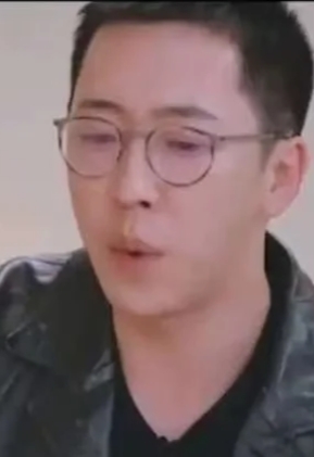 留几手离婚后直言后悔引热议
近日，网络上炸开了一则令人唏嘘的消息：以犀利毒舌点评