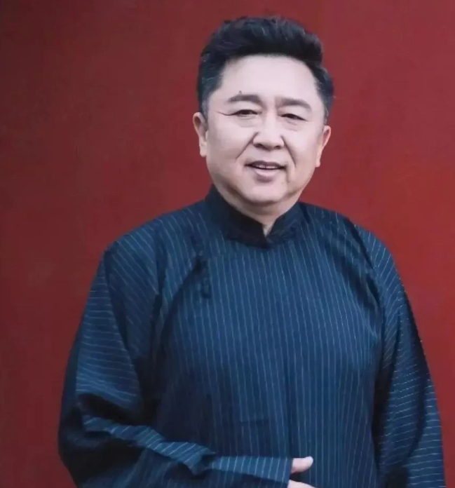 一次，主持人好奇地问于谦:“你才55岁，为什么看上去却是这么显老？”于谦也说:“