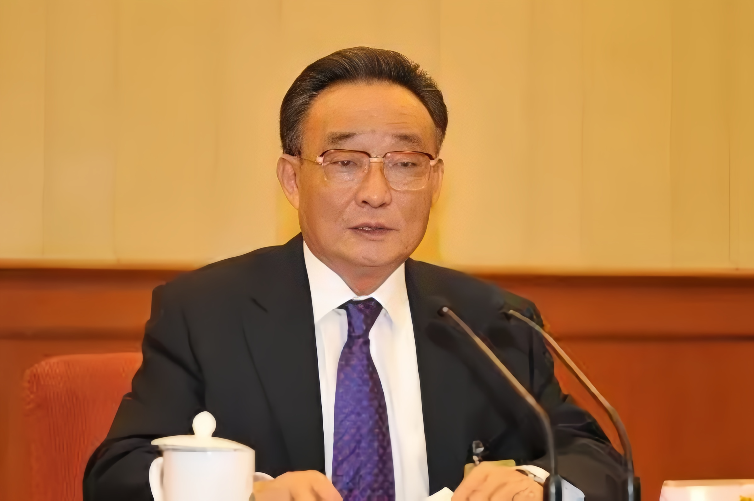 吴邦国同志是安徽肥东人，清华大学的高材生，他从基层干起，步入仕途后履历非常辉煌。