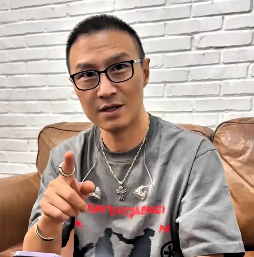 我说昨晚内娱怎么乱套了，原来在无人注意的角落，汪峰又悄悄发新歌了！巧合的是，每一