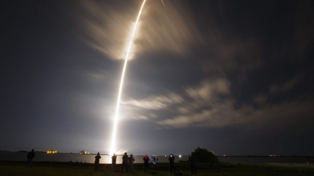 光速不可超越的秘密，成为宇宙的限制，宇宙或是一个虚拟世界