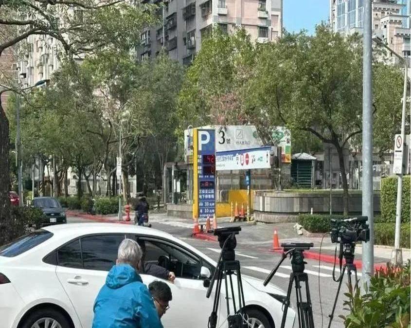 汪小菲和大S真是离谱啊！

湾娱记者凌晨3点蹲守在汪小菲豪宅外拍摄12小时，连孩