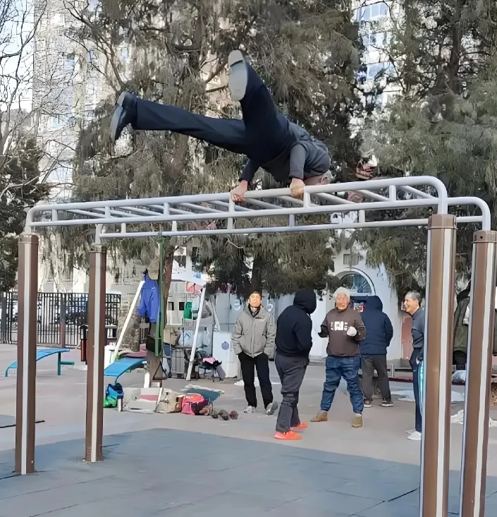 湖南衡阳，70岁老太在小区云梯上健身，不料头朝下摔了下来，保安迅速通知家属将其送