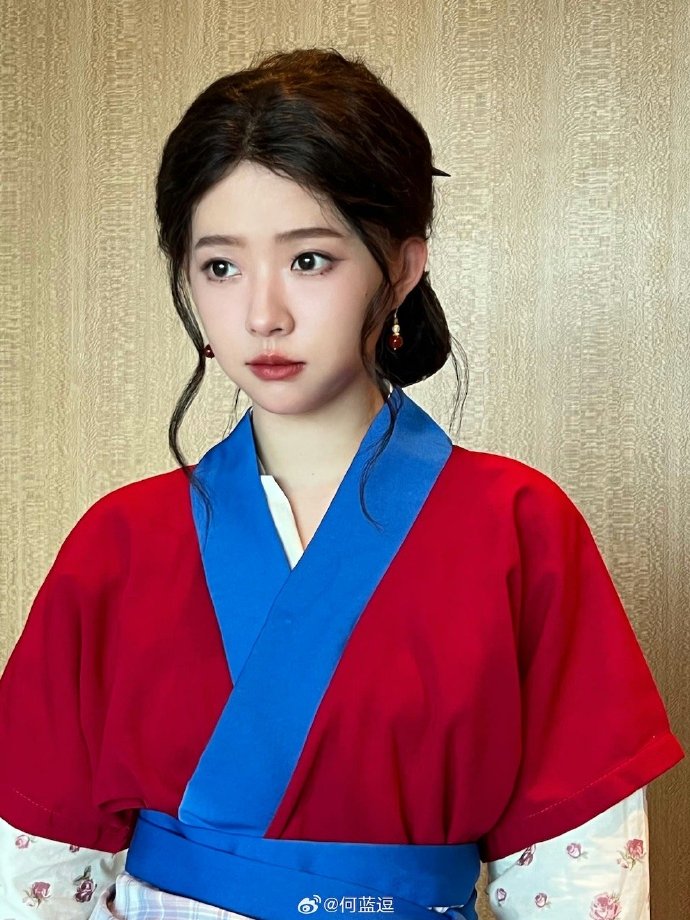乐华娱乐年会上，何蓝逗cos《武林外传》里的佟湘玉。好奇，她到底有什么背景。乐华
