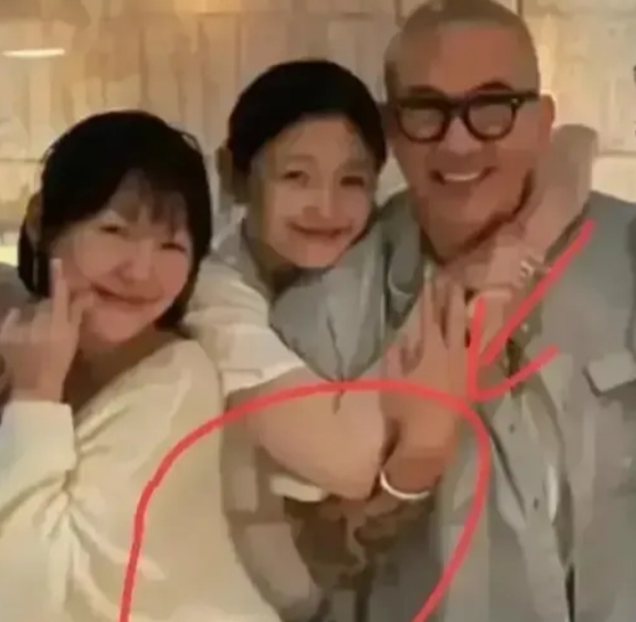 大曲线，纯爱战士！

生前最后一笔消费，是给具俊晔的37件毛衣，而自己穿的，还是