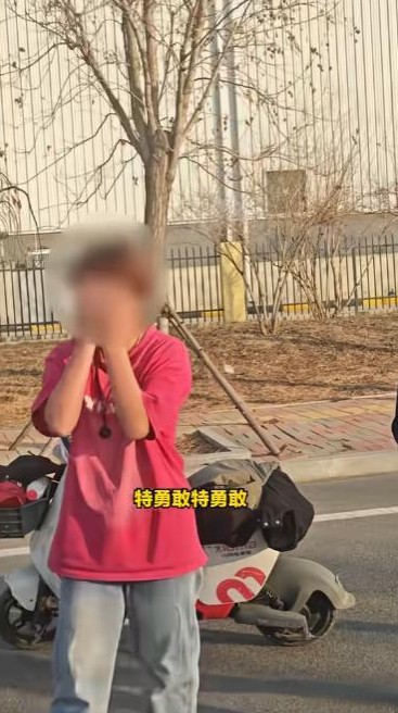 五少年遇火灾 报警又救火

                          