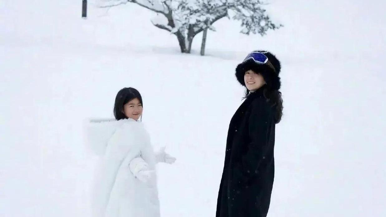 章子怡庆46岁生日，与女儿在雪地里撒欢，9岁醒醒穿斗篷很漂亮