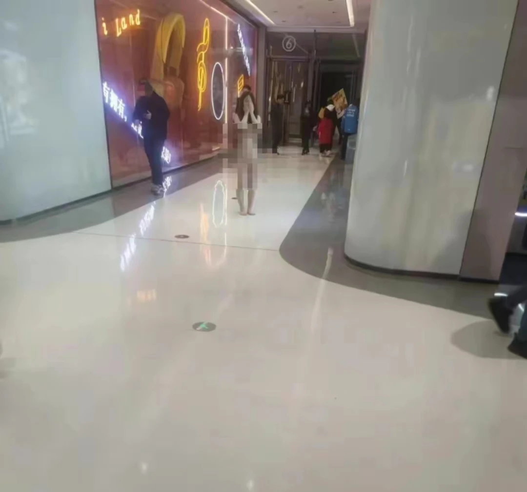 “从上到下全被看光！”3月25日晚上，一位年轻女子赤身裸体在湖北省武汉市洪山万科