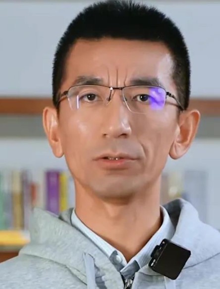 去年东方甄选“小作文”事件闹得挺大的，孙东旭在直播时不恰当表达，还提董宇辉薪酬，