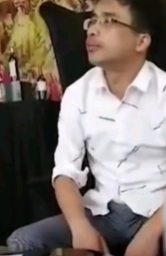 这是翟欣欣和苏享茂签字的录像，
在这段视频里，
苏享茂签完字后深深叹了口气，眼睛