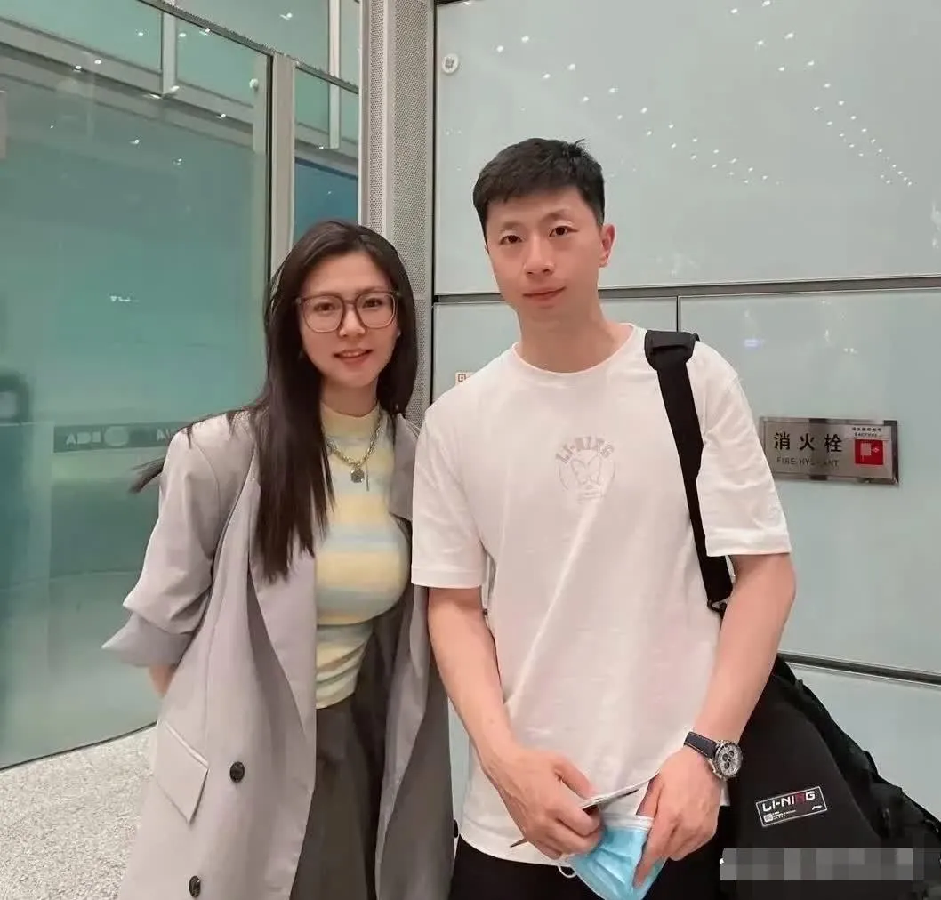 马龙与女粉丝的合影，可以看出马龙很拘谨啊