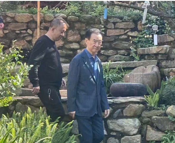 他除了没卖国，能卖的都卖了