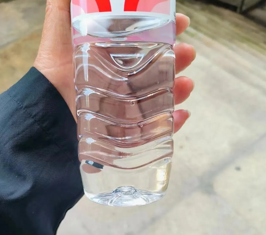 一个朋友的老婆在市内一家大酒店当领班，她会把那些客人喝剩下的半瓶或少半瓶人家不拿