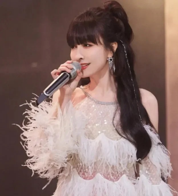 41 岁吴昕瘦身成功，法式刘海仙女裙美翻。