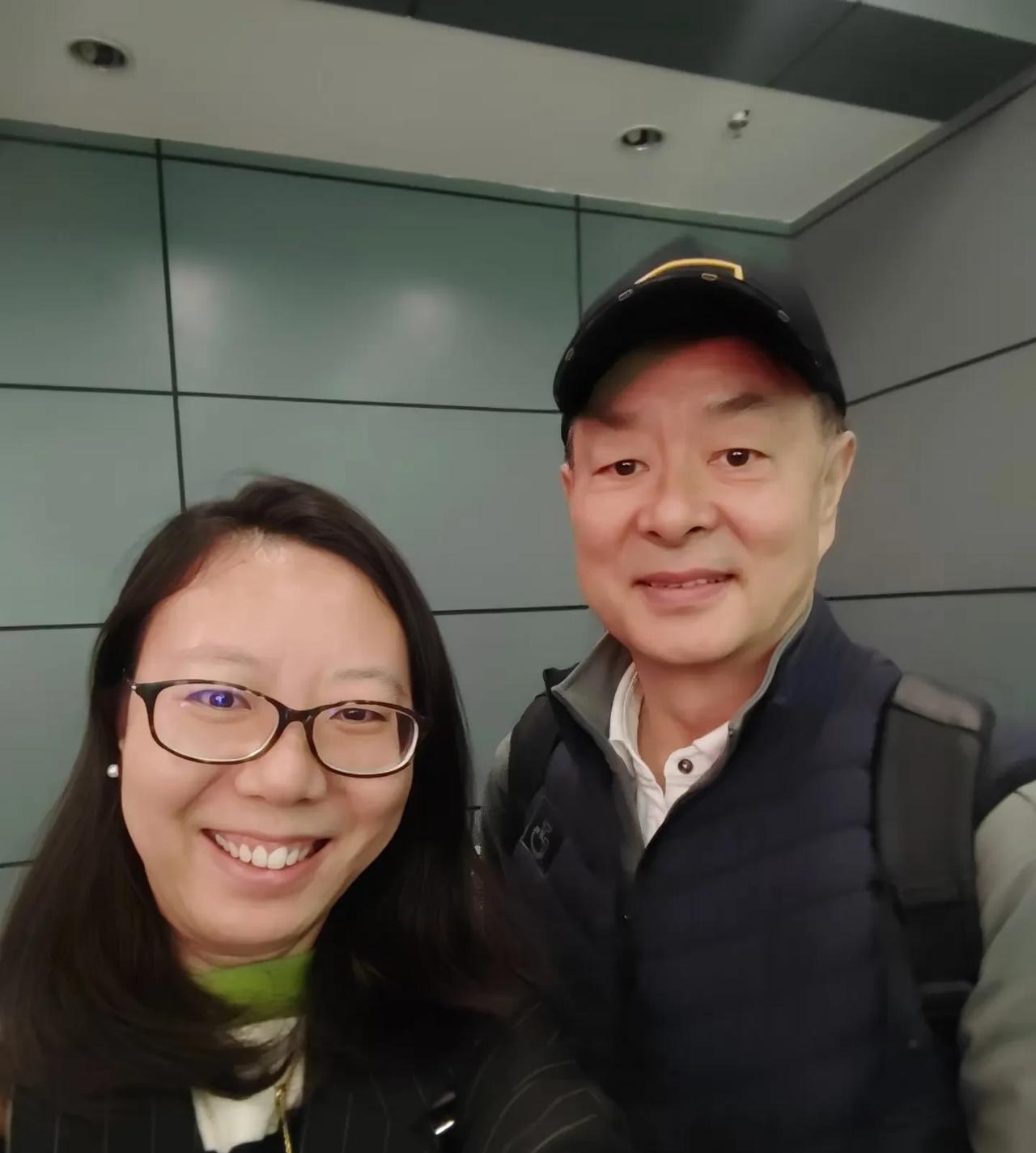 以前濮存昕那可是大众心中的男神，举手投足间温文尔雅，往那一站就玉树临风，人气超高
