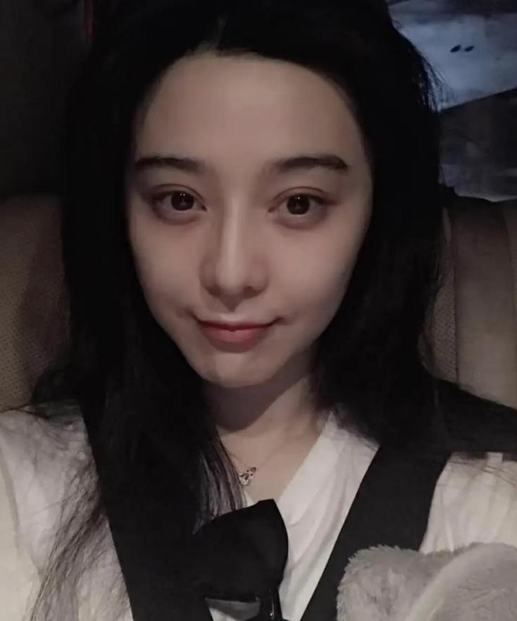 范冰冰她只要往众星里面一站，她就是那颗璀璨夺目的红宝石！
 
犹如努力钻出石头缝