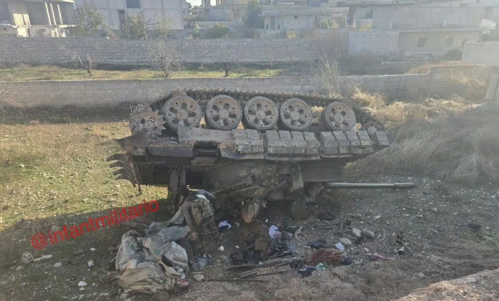 俄罗斯驻叙利亚空天军炸翻了一辆 T-55MV坦克！
之前被武装分子从叙利亚军队手
