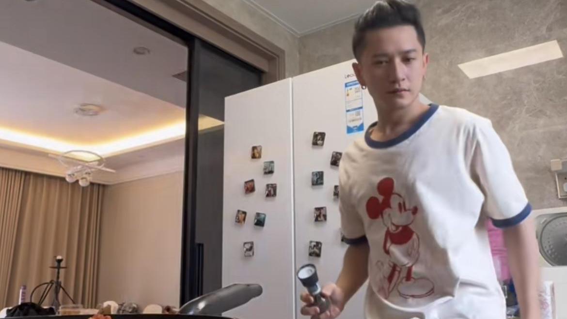 风光不再！酷爱耍帅的刘洲成，用厨艺自证：平凡人也要努力生活