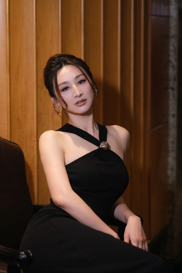 #高海宁 没有男人不行吗#高海宁直播时，被网友催婚。她霸气回怼：没有男人不行吗？