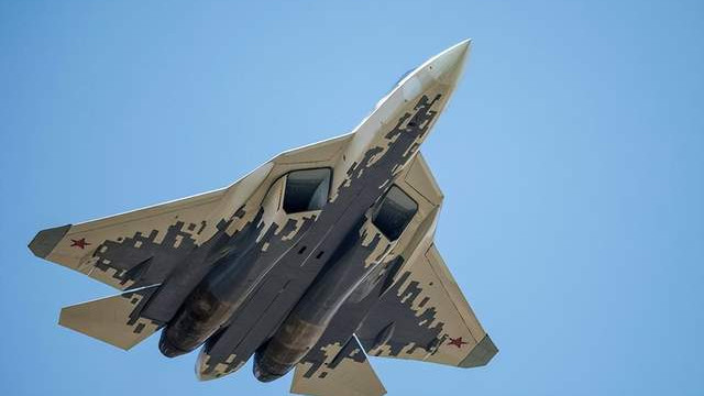 美国空军绝望了，中国歼-36战机飞越2万米高度，F-22影子都够不着