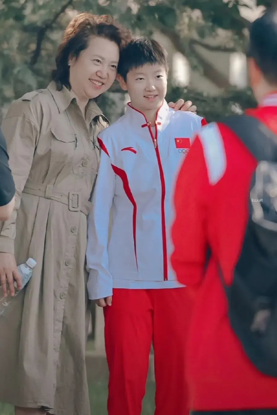 刷到李隼夫人探班国乒与孙颖莎的合照，出征奥运前的温馨一刻被定格。李隼夫人穿着得体