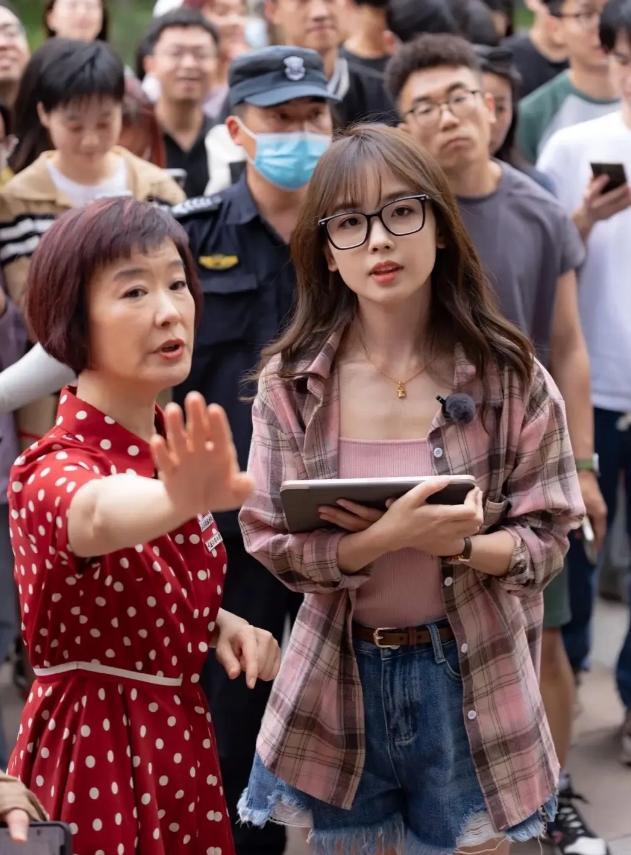 年轻人的主持人，叫王冰冰。吉林长春人，吉林大学毕业，央视新生代主持人。
年龄大一