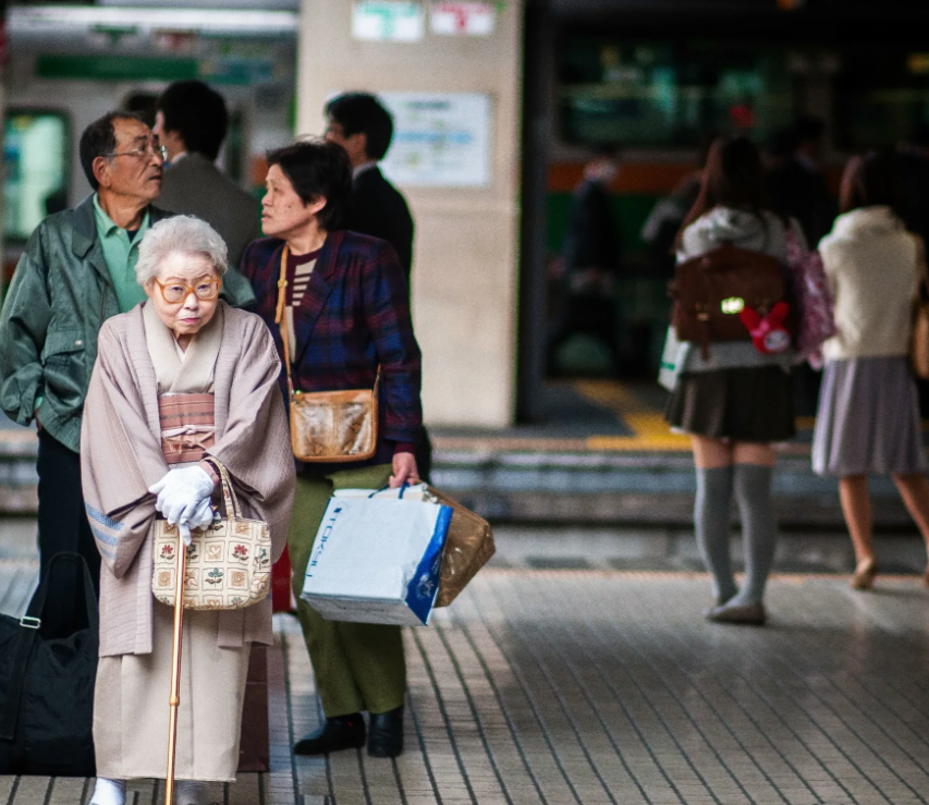 日本系统已瓦解！真正的麻烦藏不住了！
 
第一，日本现在最大的难题不是周边崛起的