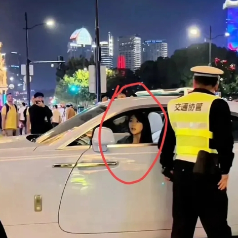 叶珂开着劳斯莱斯在上海外滩上享受，看来注销某博，退出网络，只是前奏！

​叶珂虽